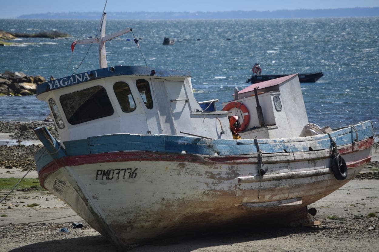 ein Boot irgendwo am Ozean in Patagonien
