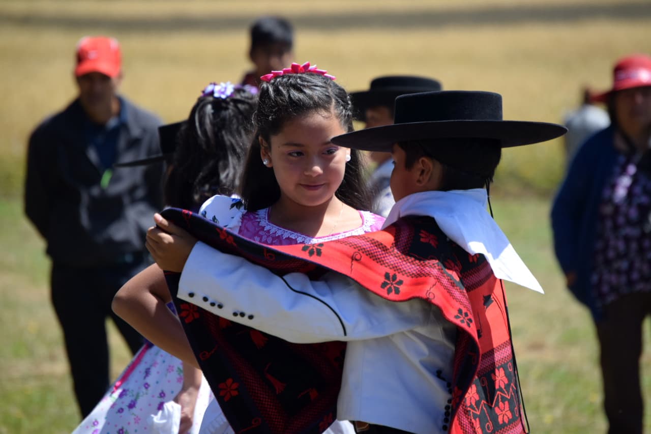 Kinder tanzen in traditioneller Kleidung